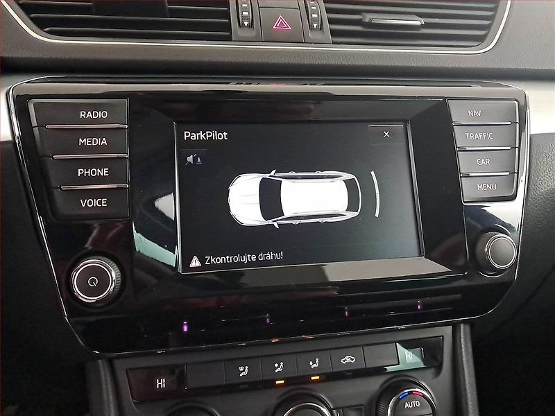 Škoda Superb (2015) 2.0 TDI, Navi, Bi-Xenony - fotka 16 z 19