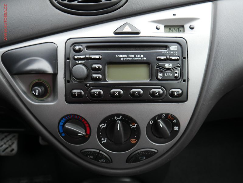 Ford Focus (2001) 1.6i, AC, el. výbava - fotka 13 z 15