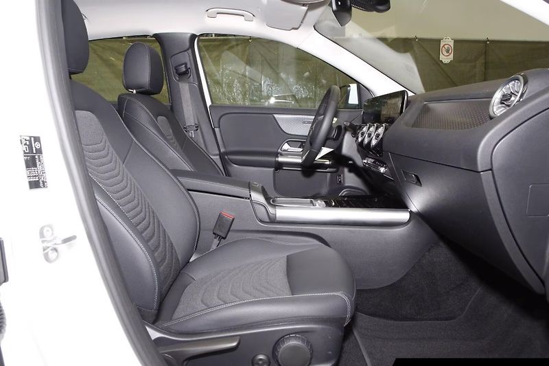 Mercedes-Benz EQA 300 4M Progressive Distronic - fotka 5 z 13