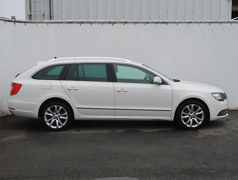 Škoda Superb (2013) Elegance 2.0 TDI, Navi - fotka 6 z 25