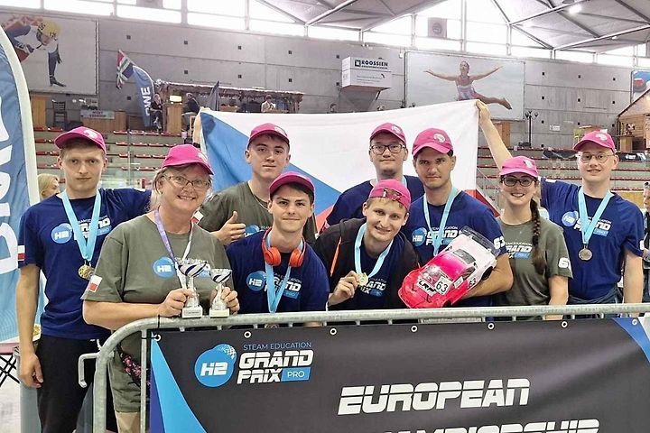 Na evropském šampionátu a v závodech RC modelů aut na vodíkový pohon bodovali žáci Střední průmyslové školy v České Lípě.