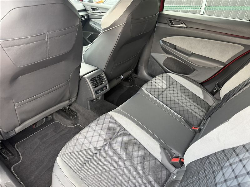 Volkswagen Golf VIII 1.5 TSI R-Line DSG - fotka 19 z 23