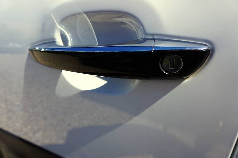 Citroën C3 (2018) SHINE 1,2 PT 60 kW - fotka 23 z 51