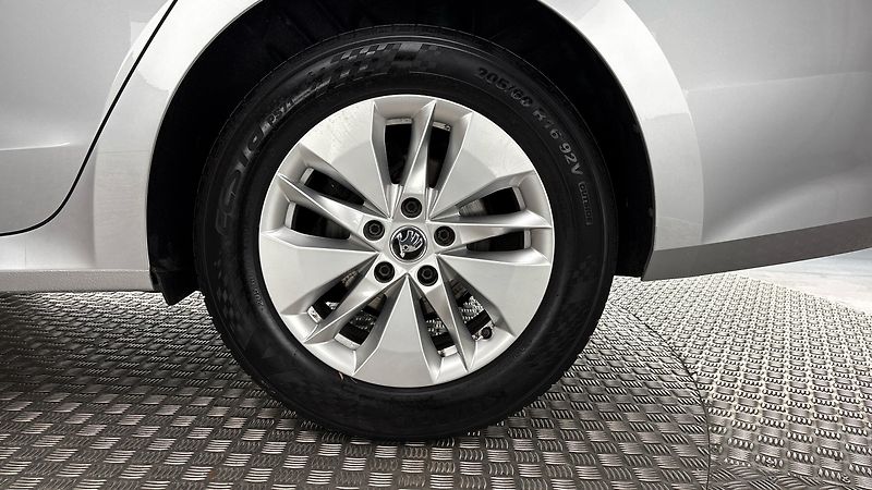 Škoda Octavia 2.0 TDI Ambition Combi - fotka 19 z 26