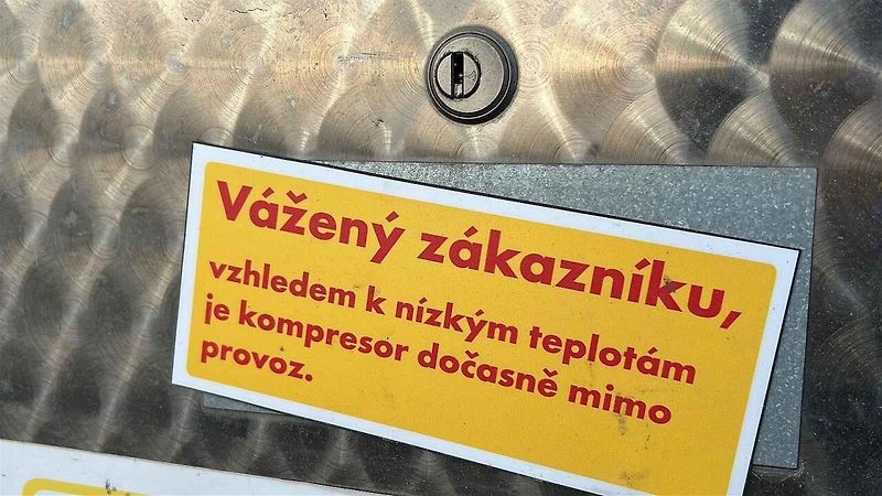 Motoristé se v těchto mrazivých dnech mohou na benzinkách setkat i s takovými oznámeními.