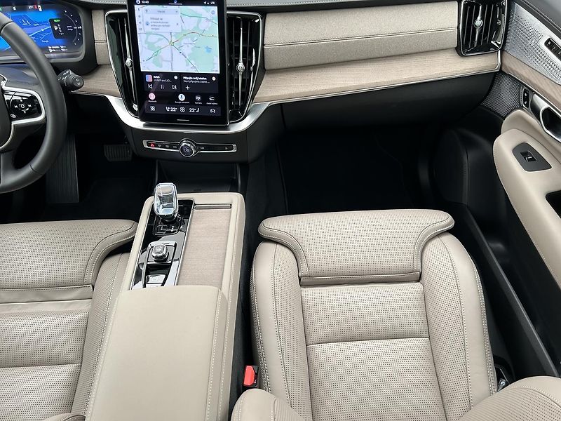 Volvo XC90 2.0 T8 AWD 4x4 ULTRA DARK - fotka 16 z 33