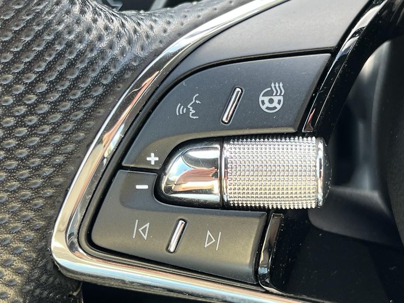 Škoda Karoq 2.0 TDi 4x4 DSG Sportline max. - fotka 21 z 25