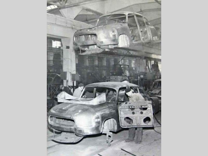 Tatra 603 před branou závodu Příbor