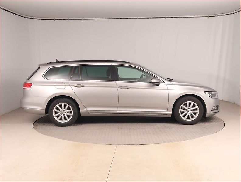 Volkswagen Passat (2016) 2.0 TDI, Automat, Navi - fotka 6 z 17