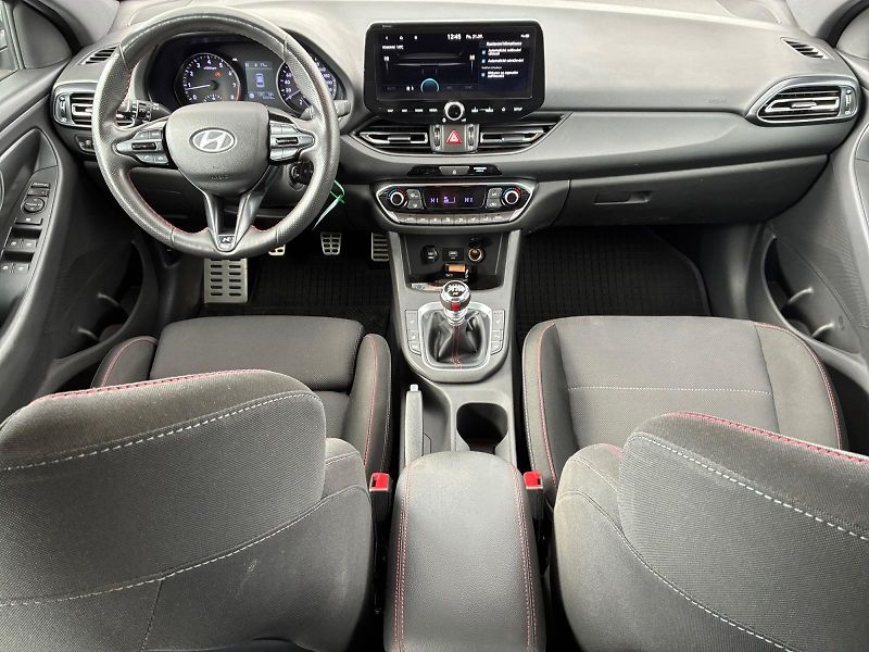 Hyundai i30 (2024) N LINE 1.5T-GDI 118kW CZ DPH - fotka 9 z 11
