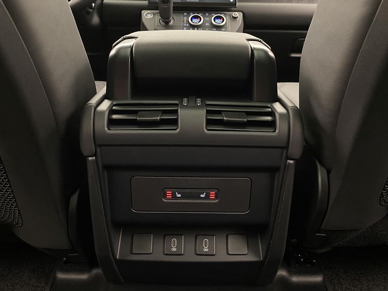 Land Rover Defender 110 D350 X-Dynamic HSE - fotka 57 z 59
