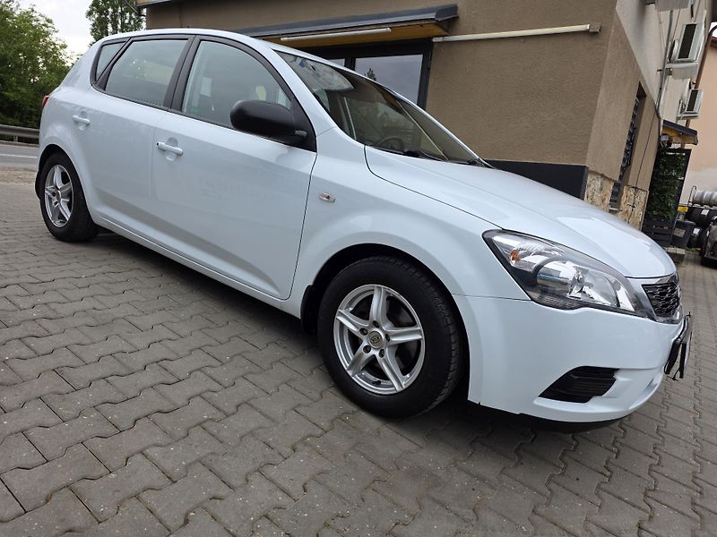 Kia Ceed (2011) 1.4-NÍZKÉ KM-1.MAJ.!!!-KLIMA - fotka 4 z 18