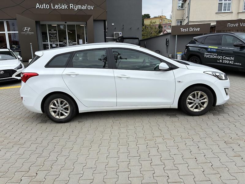 Hyundai i30 1,6i 99kW TAŽNÉ - fotka 2 z 25