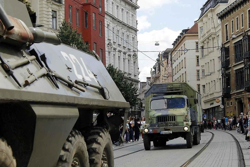 Historická kolona vozidel projela v sobotu odpoledne brněnským náměstím Svobody.