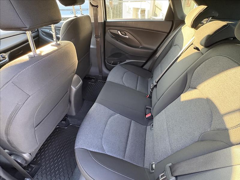 Hyundai i30 1,5 i CVVT  HB Smart - fotka 10 z 17