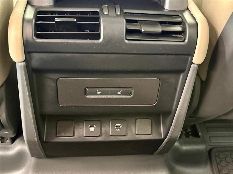 Land Rover Defender 3,0 110 SE D200 - fotka 17 z 27