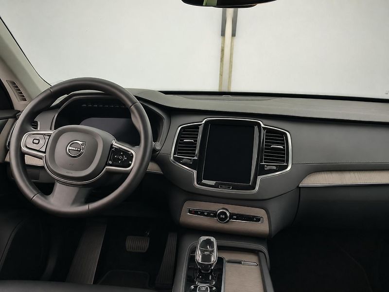 Volvo XC90 (2022) B5 ,Diesel Plus Dark Auto - fotka 2 z 8