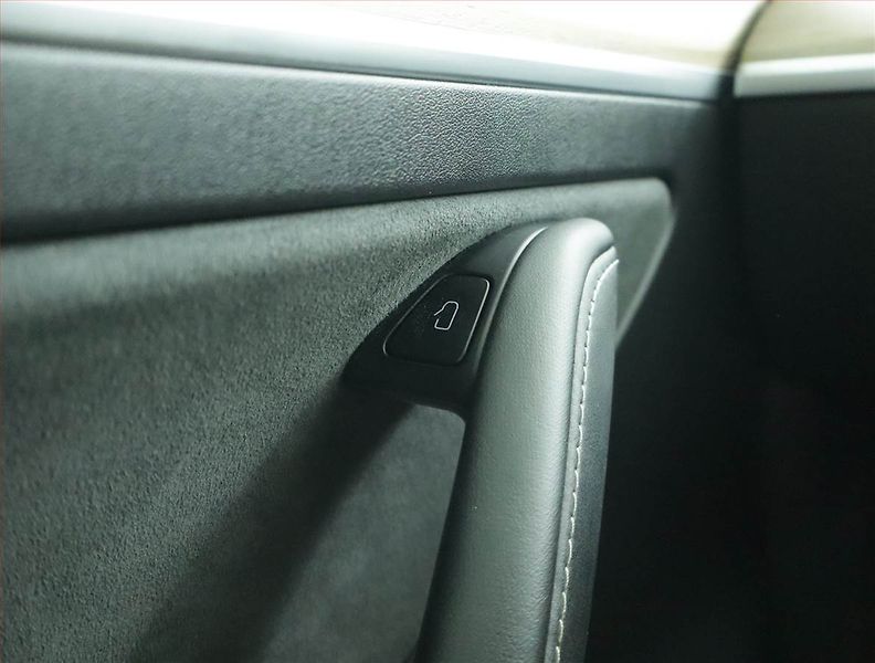 Tesla Model Y (2022) Long Range AWD 75kWh, SoH 89% - fotka 19 z 23