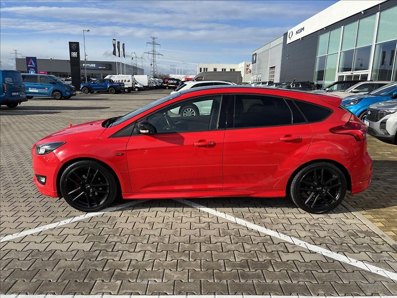 Ford Focus 1,0 EcoBoost RaceRed ST-line - fotka 2 z 33