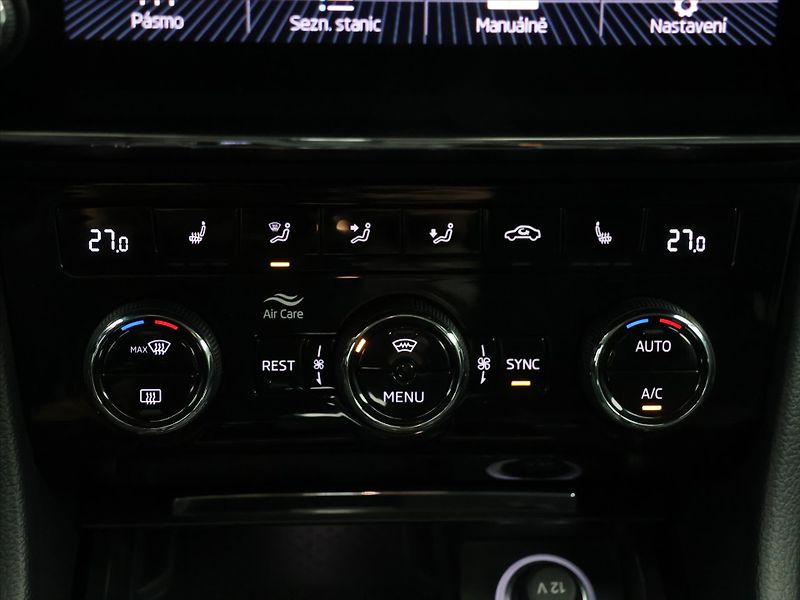 Škoda Superb 2.0 TDI DSG Style Navi LED - fotka 23 z 32