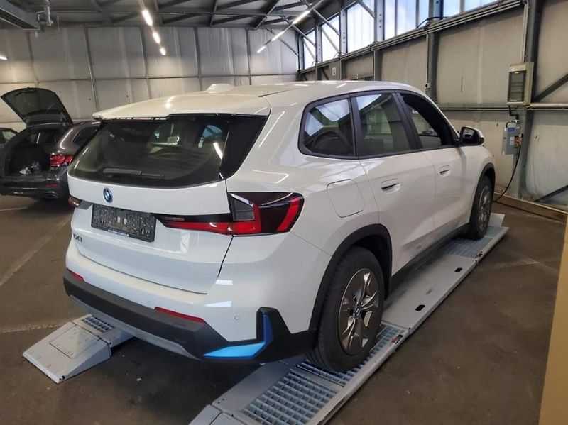 BMW iX1 xDrive30 - fotka 2 z 10