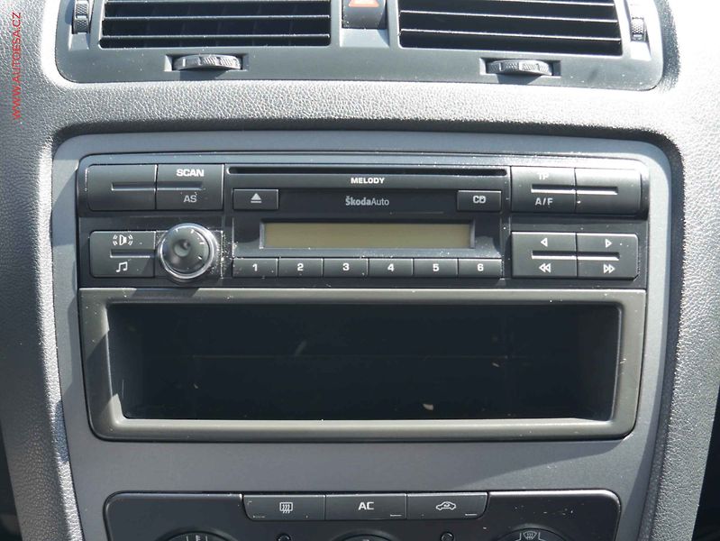 Škoda Octavia (2011) 1.6TDi, ČR, Klima - fotka 11 z 15