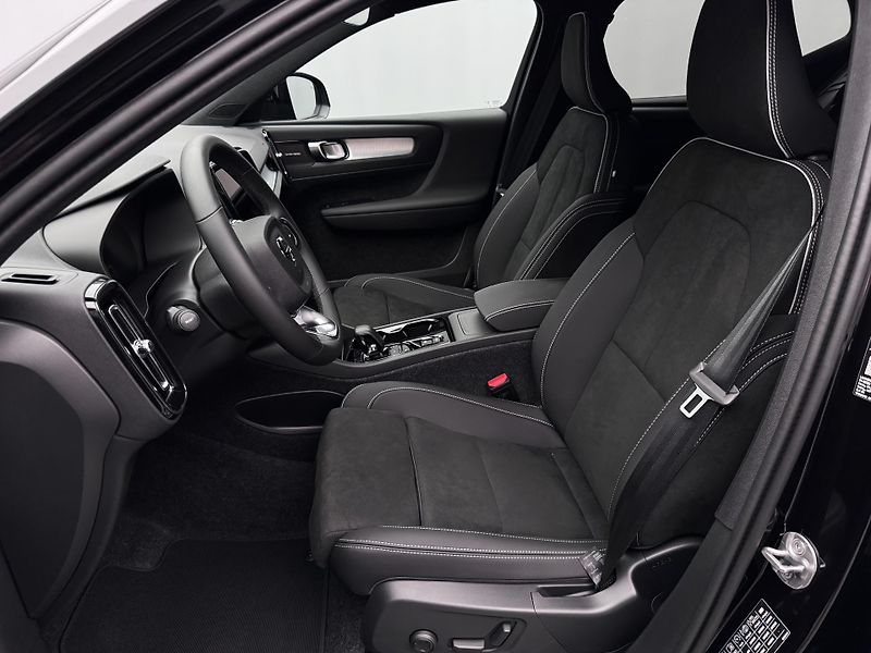 Volvo XC40 (2026) B3 BLACK EDITON  PLUS - fotka 3 z 23