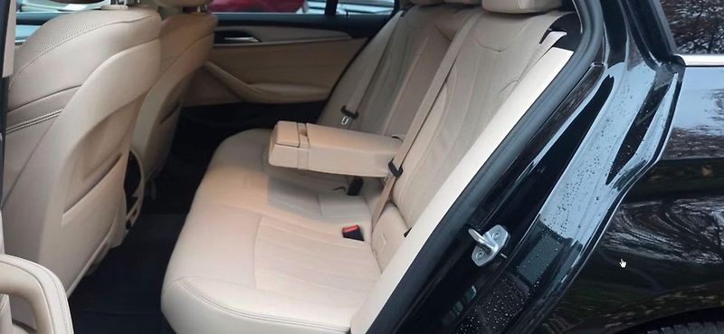 BMW Řada 5 530e xDrive Bílý interiér Taž. - fotka 25 z 25