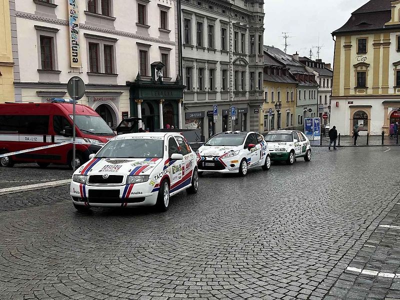 Tragédie, která se odehrála v rámci 58. ročníku Rallye Šumava, kdy po nehodě zemřela navigátorka Alena Krejčíková (41), nezasáhla jen příznivce rallye, ale její kamarády, jelikož byla na Klatovsku doma.