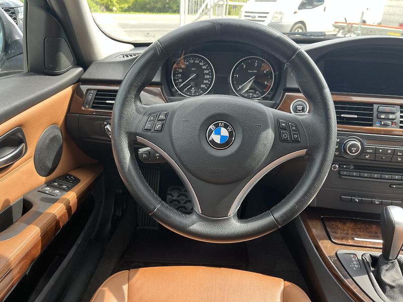 BMW Řada 3 (2011) 330D XDRIVE 3.0 V6 REZERVACE - fotka 13 z 20