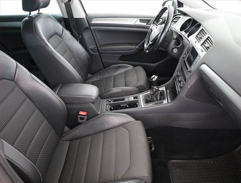 Volkswagen Golf (2017) Comfortline 1.4 TSI, ČR,1.maj - fotka 7 z 19