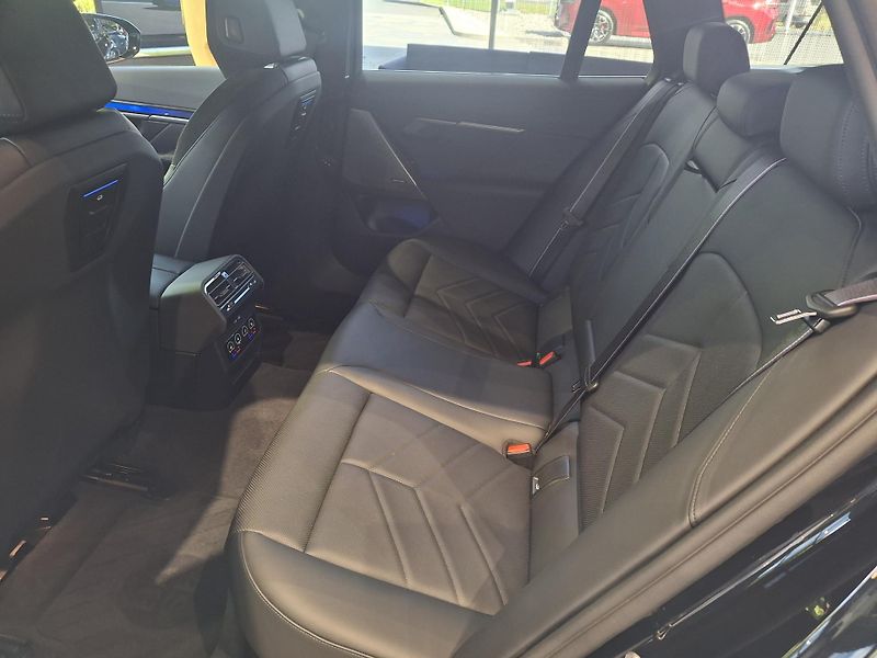 BMW Řada 5 540d xDrive Touring M-Sport - fotka 19 z 27