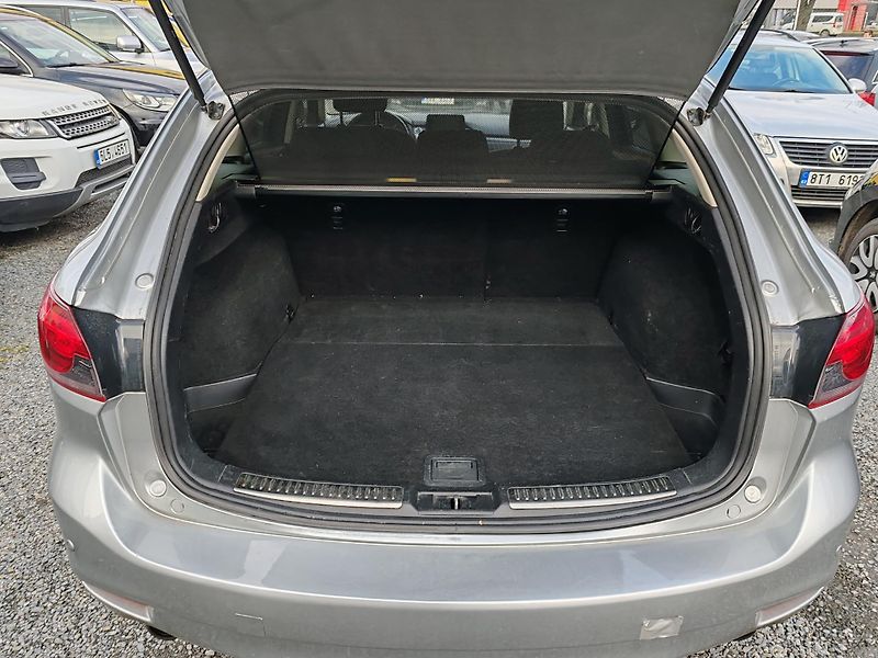 Mazda 6 2.2 kombi - fotka 7 z 20