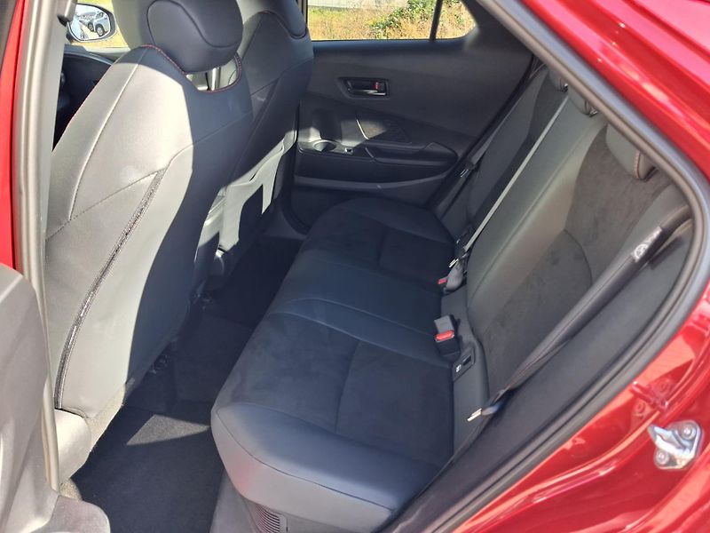 Toyota C-HR 2,0 HEV e-CVT GR Sport - fotka 22 z 24