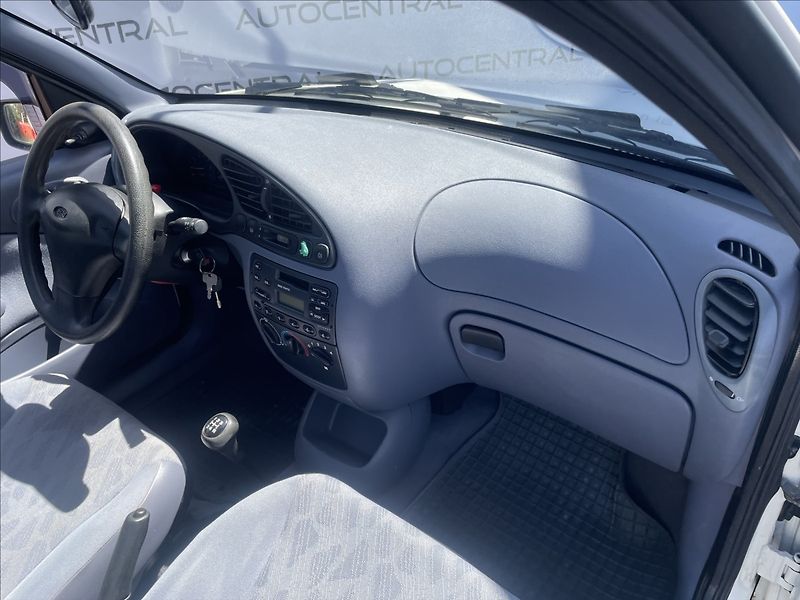 Ford Fiesta 1,3 i,STK 8/27 - fotka 16 z 19