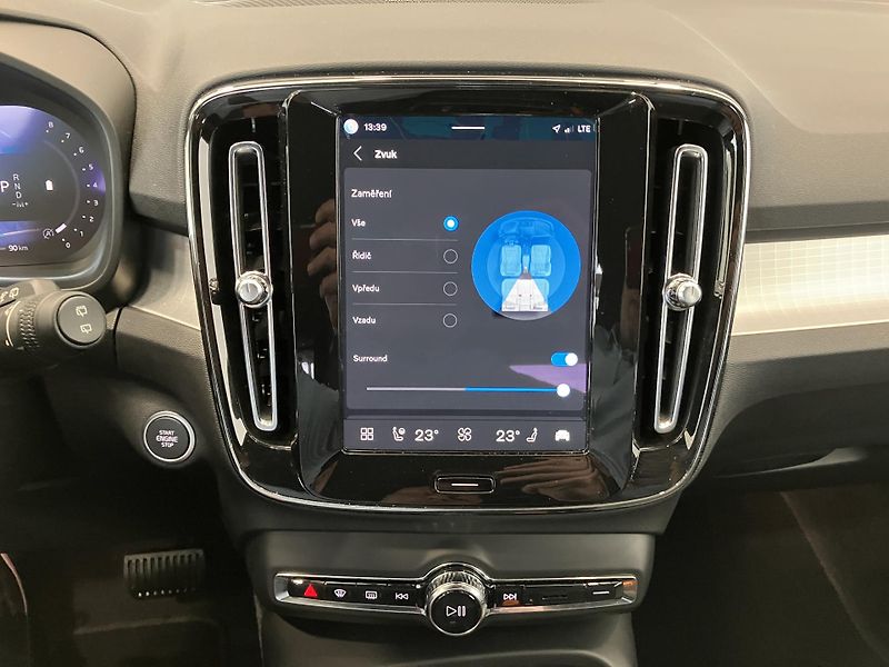 Volvo XC40 B3 FWD Plus Dark AT7 - fotka 34 z 39