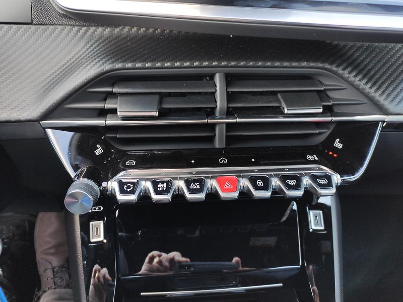 Peugeot 2008 (2026) ALLURE 1.2 100k MAN6 2x kamera - fotka 16 z 23