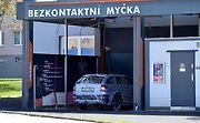 Bezkontaktní myčka.