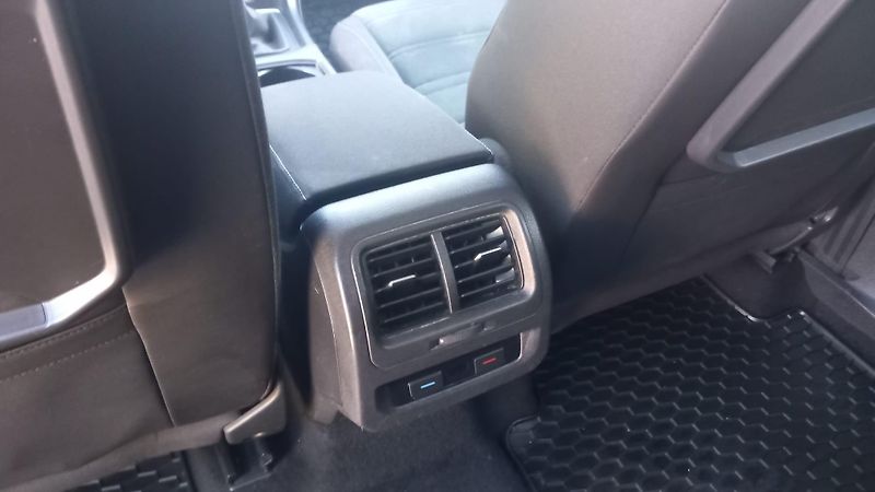 Volkswagen Touran 1.5 TSI, ČR, DSG - fotka 17 z 22