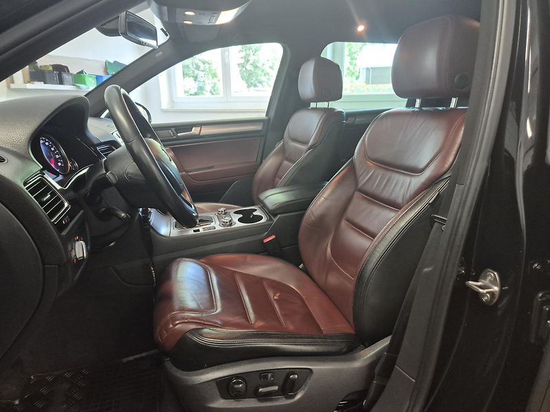 Volkswagen Touareg 3,0TDi 180kw 4x4 DSG 20ALU - fotka 33 z 41
