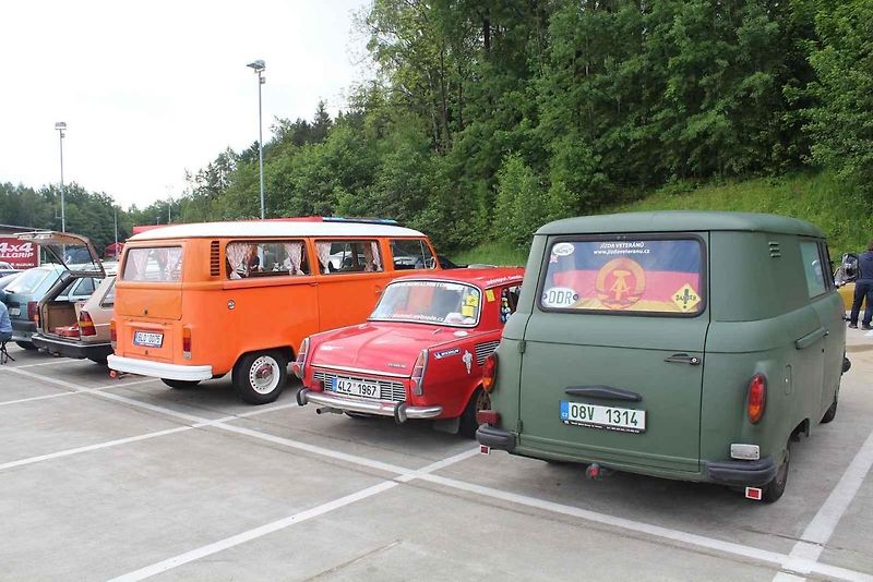 Na Centrální parkoviště P1 ve Skiareálu Ještěd se sjelo přes sedm desítek účastníků.