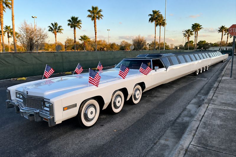 Nejdelší auto světa The American Dream měří 30,54 metru, stojí na 26 kolech a na palubě nabízí bazén, vířivku i přistávací plochu pro vrtulník.