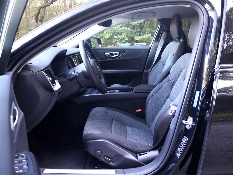 Volvo V60 2,0 B4 AWD Cross Country DPH - fotka 11 z 33