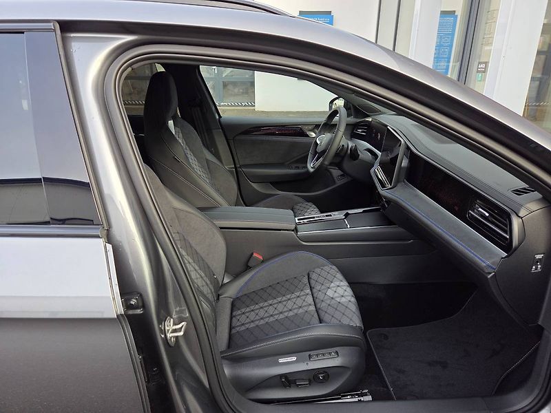 Volkswagen Passat Variant (2025) R-Line 2.0 TDI BlackStyle - fotka 49 z 51