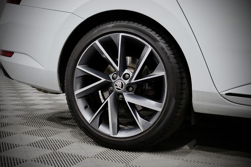Škoda Superb 3 2.0 TSI 162 kW DSG Sportline - fotka 8 z 48