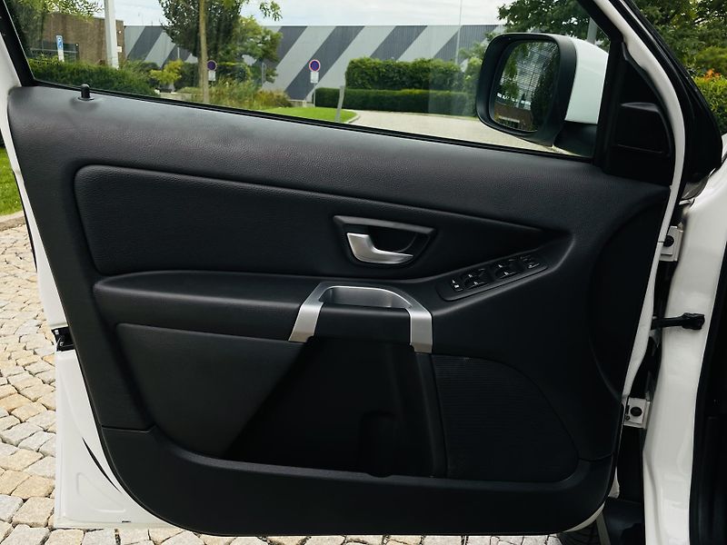 Volvo XC90 2.4D5 4x4 AUT VÝHŘEV SENZORY - fotka 32 z 40