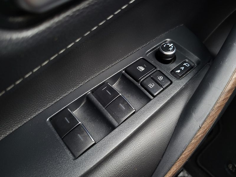 Toyota Corolla 2.0 Hybrid e-CVT 112kW Trek - fotka 18 z 46