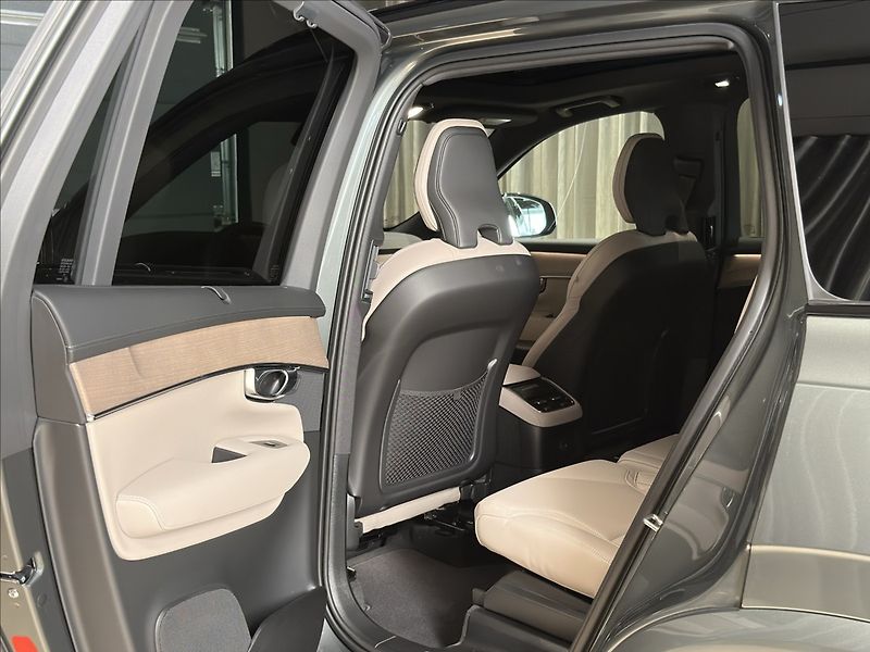 Volvo XC90 (2026) 2,0 T8  Plus Dark - fotka 15 z 37
