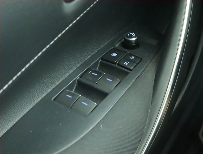 Toyota Corolla (2021) 1.8 Hybrid - fotka 15 z 18