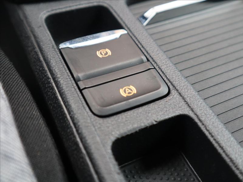Škoda Octavia 2,0 TDi Style Virtual LED - fotka 26 z 35